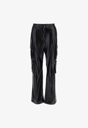 Czarne spodnie cargo wykonane z błyszczącej sztucznej skóry, charakteryzujące się luźnym krojem, wieloma bocznymi kieszeniami oraz rozporkiem zapinanym na zamek z zapięciem na guzik.