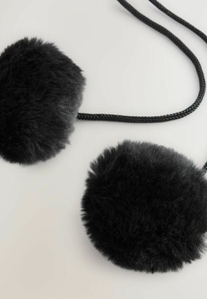 Căști de iarnă din blană sintetică, negre, cu o formă rotundă, atașate printr-un cordon împletit negru. Textură moale cu o suprafață netedă și un puf dens.