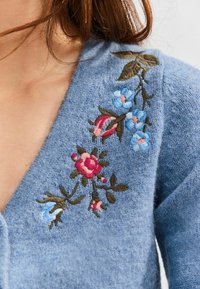 Next REGULAR FIT - PEARL BUTTON - Adīta jaka - blue chambray floral embroidery
