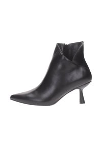 Stivale nero in pelle fino alla caviglia con punta appuntita, tacco kitten basso e chiusura con zip laterale.