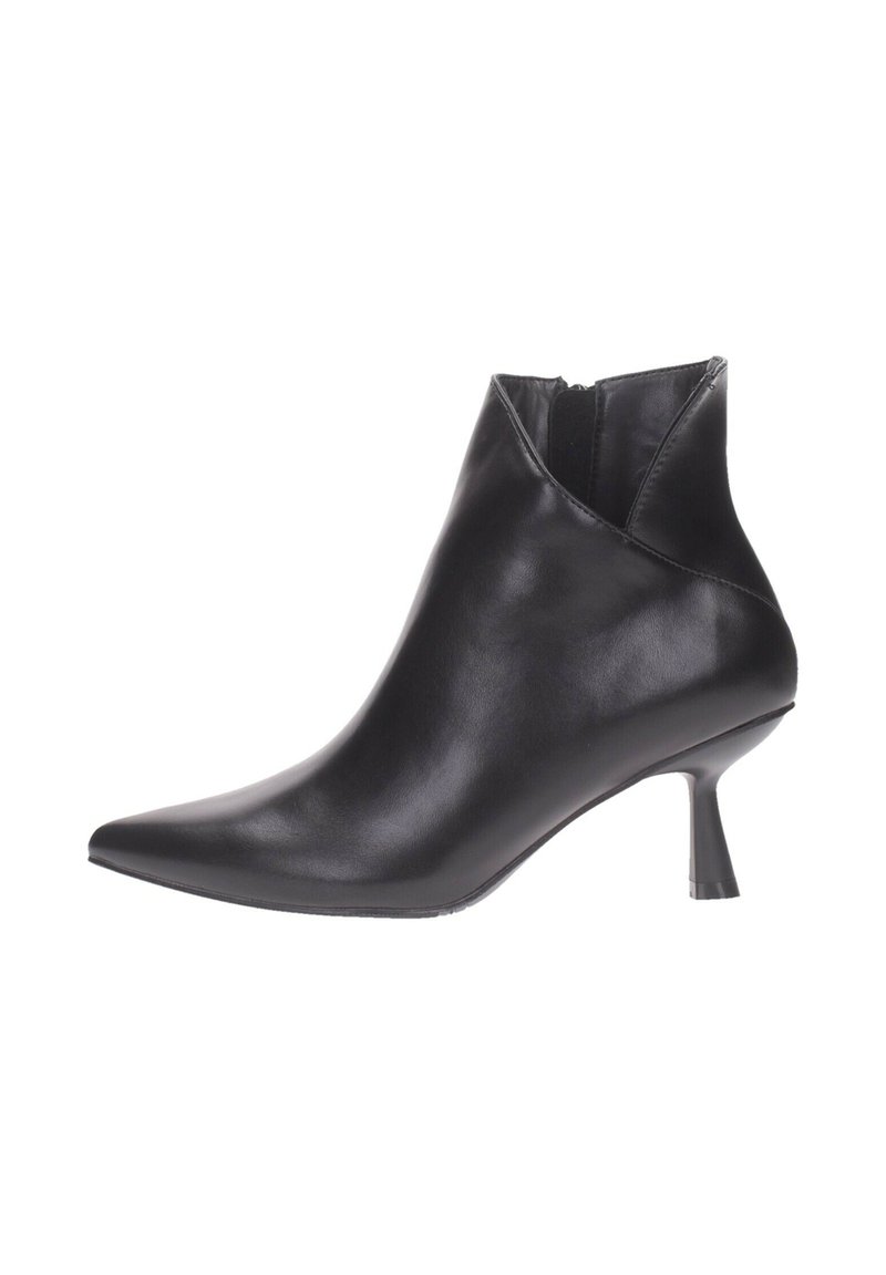Stivale nero in pelle fino alla caviglia con punta appuntita, tacco kitten basso e chiusura con zip laterale.