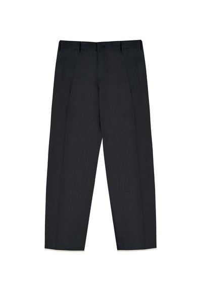 Pantalones formales negros a medida con pliegues frontales, bolsillos laterales con abertura, pasadores para cinturón y corte recto.