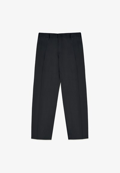 Schwarze, maßgeschneiderte Anzughosen mit vorderen Falten, seitlichen Einschubtaschen, Gürtelschlaufen und geradem Bein.