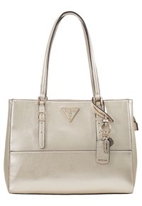 Metallinen hopeanvärinen käsilaukku, jossa on kaksi kahvaa, kolmionmuotoinen logo ja kiinnitetty avaimenperä. Sileä nahkapinta ja jämäkkä muoto.