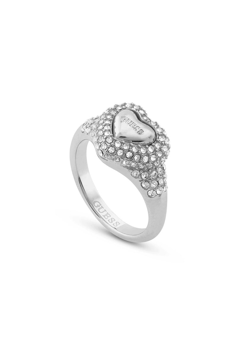 Anello a forma di cuore in argento con scintillanti strass, superficie texture e il logo "GUESS" inciso sulla banda.