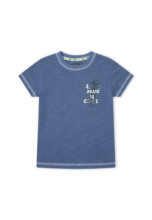 Camiseta azul de manga corta para niño con costuras blancas y el texto "Skate is Cool" junto con un diseño de patineta en el pecho.