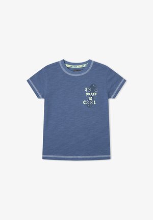 Camiseta azul de manga corta para niño con costuras blancas y el texto "Skate is Cool" junto con un diseño de patineta en el pecho.