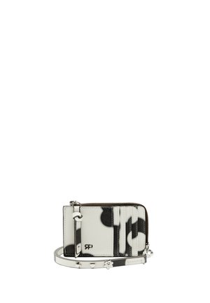 Mały prostokątny portfel z nadrukiem czarno-białej krowy, wyposażony w przegródki na karty, kieszeń na zamek i odpinany pasek z metalowymi zawieszkami.
