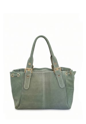 Sac cabas en daim vert avec double poignée, accents de boucles dorées et détails d'œillets latéraux sur fond blanc.