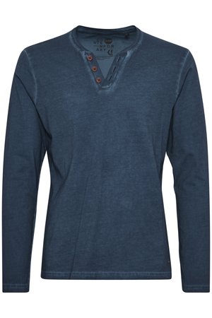 Langärmliges, marine-blaues Hemd aus weichem Stoff, mit einem Henley-Ausschnitt und drei braunen Knöpfen, sowie einer subtilen Textur im gesamten Stoff.