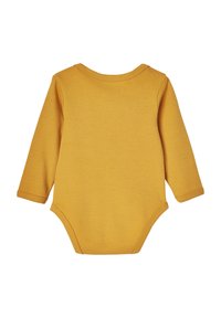 Langarm-Babykörperanzug in Senfgelb, aus weicher Baumwolle, mit Rundhalsausschnitt und Druckknopfverschluss am Boden. Einfache, glatte Textur.