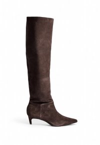 Stivale marrone in suede alto fino al ginocchio con punta affusolata e tacco quadrato basso. Il design presenta una texture liscia e una silhouette aderente.