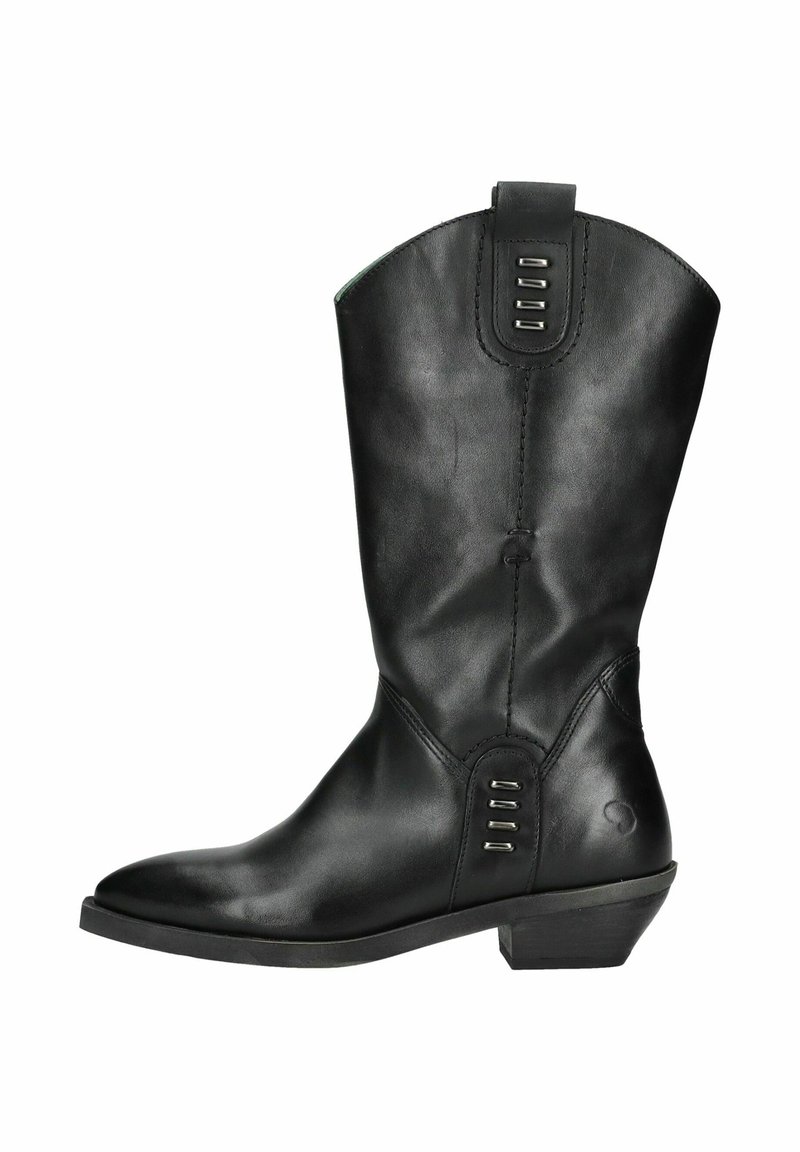 Botte de cow-boy en cuir noir avec un bout pointu, hauteur mi-mollet, couture décorative et accents métalliques sur le côté. Talon bas empilé.