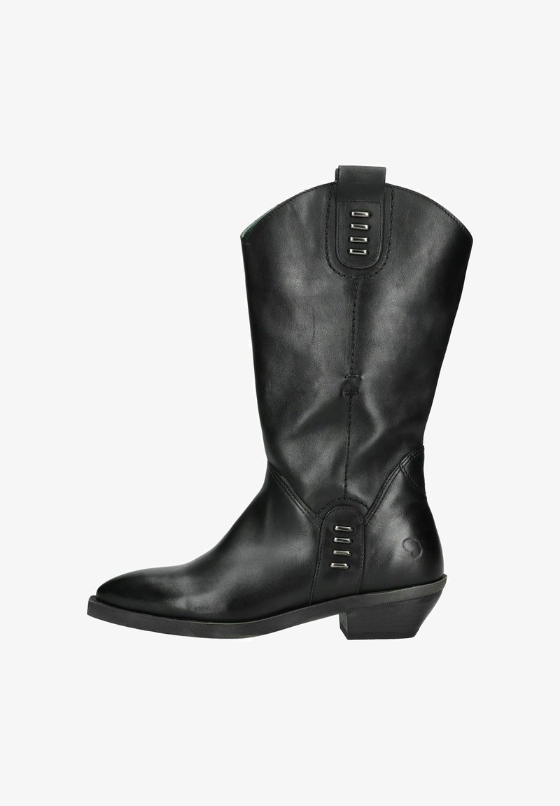 Czarne skórzane kowbojki z ostro zakończonym noskiem, sięgające do połowy łydki, z ozdobnym haftem i metalowymi akcentami z boku. Niski, zgrubiony obcas.