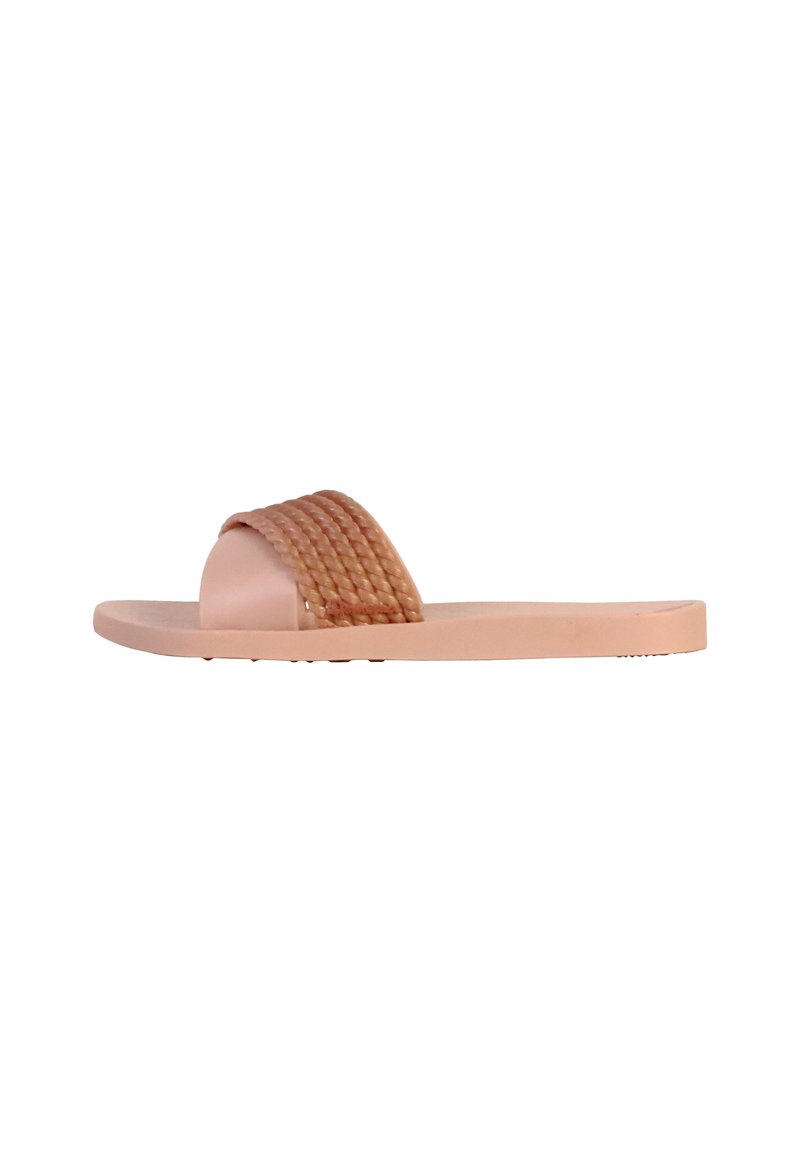 Lysebrune flade sandaler med flettet rem over toppen, præsenteret på en hvid baggrund.