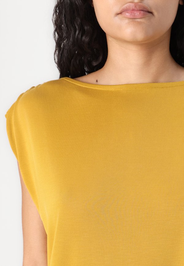 VMELA - Basic T-shirt - harvest gold4