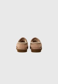 UGG TASMAN II - Papucsok - rocky oak