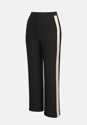 Svarte vide bukser med en kremfarget sidestripe; laget av glatt stoff; har frontlommer; strukturert linning; minimal detaljering.