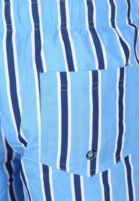 Blauwe gestreepte zwemshorts van lichtgewicht stof met marineblauwe en witte verticale strepen. Bevat een achterzak en gestikte accenten.