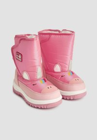 Bottes d'hiver roses avec une texture douce, comportant un motif de licorne, des accents argentés et une semelle blanche épaisse pour une meilleure isolation.