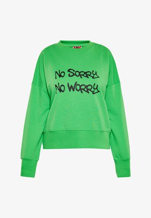 Zielony krótki dres wykonany z miękkiego materiału, zdobiony czarnym tekstem graficznym "No Sorry No Worry" z przodu. Ma szerokie rękawy i okrągły dekolt.