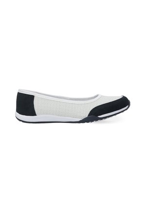 Leichte flache Schuhe mit einem gelochten weißen Obermaterial, schwarzen Wildleder-Akzenten und einer flexiblen schwarzen Gummisohle. Rundliche Zehenform.