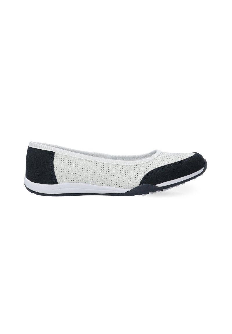 Leichte flache Schuhe mit einem gelochten weißen Obermaterial, schwarzen Wildleder-Akzenten und einer flexiblen schwarzen Gummisohle. Rundliche Zehenform.