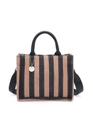 Borsa rettangolare intrecciata con strisce verticali nere e beige, manici in pelle nera e un ciondolo rotondo in argento appeso a un manico.