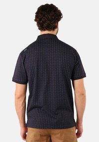 Polo shirt noir à manches courtes avec un motif géométrique en bleu, présentant un col classique et des poignets de manches côtelés contrastés.