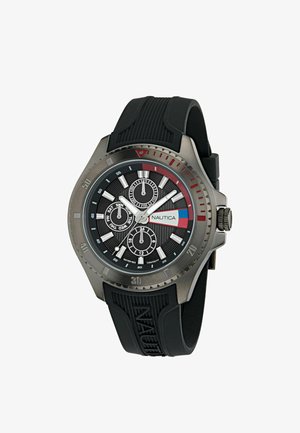 Nautica Armbanduhr mit schwarzem Zifferblatt, silbernen Markierungen, drei Hilfszifferblättern für Tag, 24-Stunden-Zeit, Sekunden, schwarzem Gummiband mit Logo.