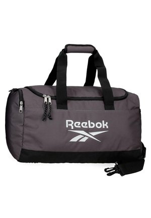 Bolsa de viaje Reebok gris y negra con doble asa, una correa para el hombro y dos bolsillos frontales con cremallera sobre un fondo blanco.