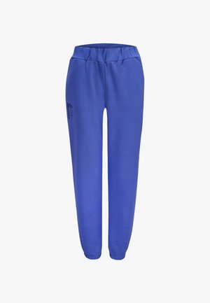 Blauwe sweatpants van zacht materiaal, met een elastische tailleband, taps toelopende pijpen en een klein zwart logo aan de linkerkant.