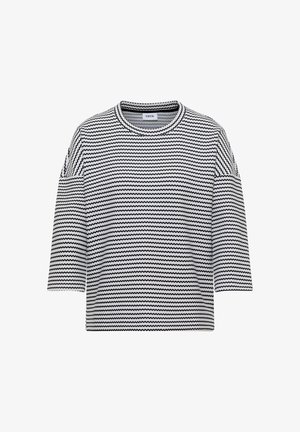 Pull en tricot à rayures noires et blanches avec un col rond et des manches trois-quarts, étiqueté "Cecil" à l'intérieur du col.