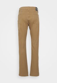 Braune, leichte Baumwollhose mit geradem Schnitt, ausgestattet mit Gesäßtaschen und einem kontrastierenden schwarzen Bundetikett.