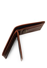 Billetera de cuero marrón con múltiples ranuras para tarjetas, un compartimento con cremallera y un exterior texturizado. Diseño cerrado con un acabado suave en el interior.