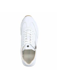 Witte sneaker met een glad leren bovenwerk, veters, ritssluiting en een rubberen zool. Beschikt over stiknaadaccenten aan de zijkanten.