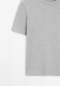 Szara koszulka z krótkim rękawem, wykonana z miękkiej bawełny. Posiada okrągły dekolt i luźny krój, z czystymi szwami i bez widocznych wzorów.