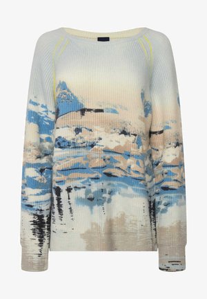 Multibarevný pletený svetr s žebrovanou texturou, výstřihem lodního typu a abstraktním motivem krajiny v modrých, béžových a černých tónech.