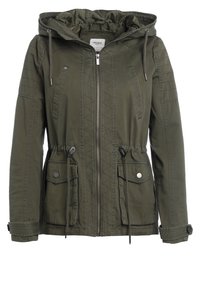 Olivgrön huoodad jacka med frontdragkedja, dragsko i midjan och två framfickor. Har kviltade designaccenter och knappdetaljer.