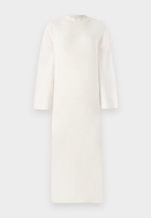 Langes, weißes Kleid mit rundem Ausschnitt, abfallenden Schultern und langen Ärmeln. Weicher Stoff und minimalistisches Design ohne Muster oder Akzente.