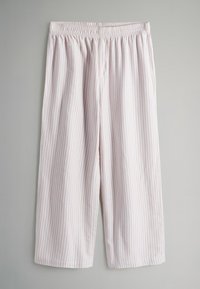 Gaiši rozā pidžamu bikses ar tāmno baltām vertikālām svītrām, ar elastīgu jostu un īsu, brīvi pieguļošu dizainu.