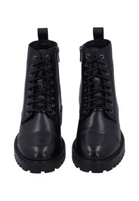 Zwarte leren enkelhoge laarzen met veters aan de voorkant, ritssluitingen aan de zijkant, uittreklussen en dikke robuuste zolen, gezien van voren.
