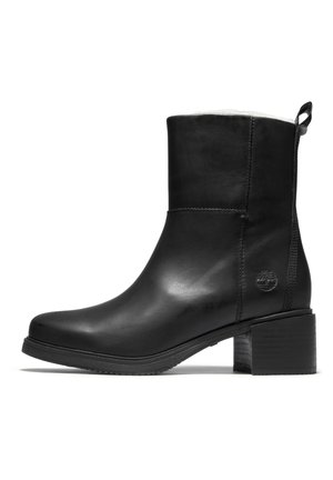 Czarny skórzany kozaki do połowy łydki z blokowym obcasem, zaokrąglonym noskiem, pętelką do ściągania i wytłoczonym logo Timberland z boku.