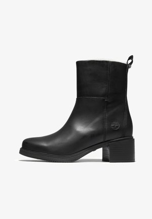 Botte en cuir noir mi-mollet avec talon bloc, bout rond, languette et logo Timberland embossé sur le côté.