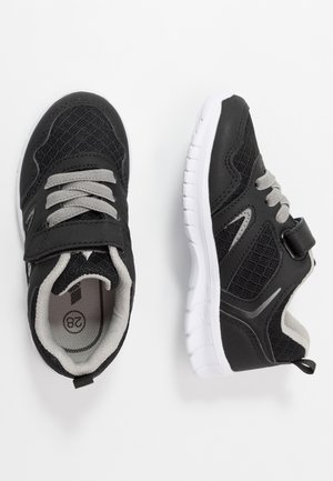 Schwarze Sportschuhe mit grauen Akzenten, aus Netzstoff, mit verstellbarem Velcro-Riemen und weißen Gummisohlen; erhältlich in Größe 28.