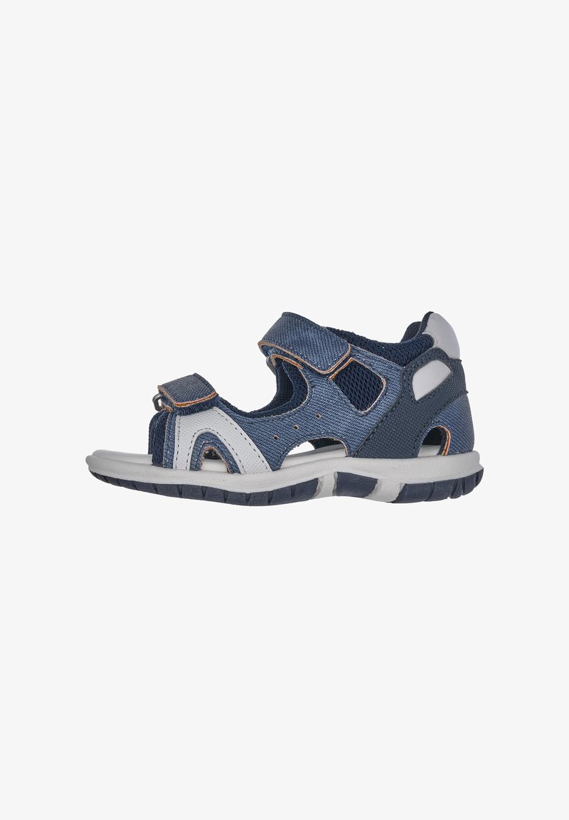 Sandalia deportiva en azul marino y gris con parte superior de malla, tira de velcro, diseño abierto y suela de goma texturizada.