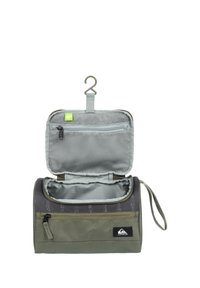 Neceser colgante con un exterior gris, acentos verdes, compartimentos con cremallera y un gancho. Cuenta con un bolsillo de malla en el interior.