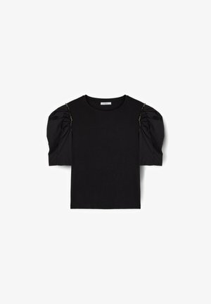 Maglietta nera a maniche corte con spalle a sbuffo e decorazioni di perline lungo le cuciture delle spalle, collo rotondo, parte frontale semplice.