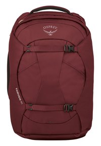 Sac à dos Fairview 40 Osprey bordeaux avec tissu lisse, deux fermetures à boucle et une poignée rembourrée ; doté d'un design de panneau triangulaire et d'un logo.