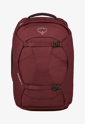 Sac à dos Fairview 40 Osprey bordeaux avec tissu lisse, deux fermetures à boucle et une poignée rembourrée ; doté d'un design de panneau triangulaire et d'un logo.